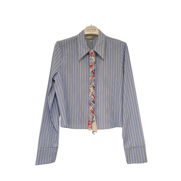 Camicia cropped rigata azzurra con cravatta