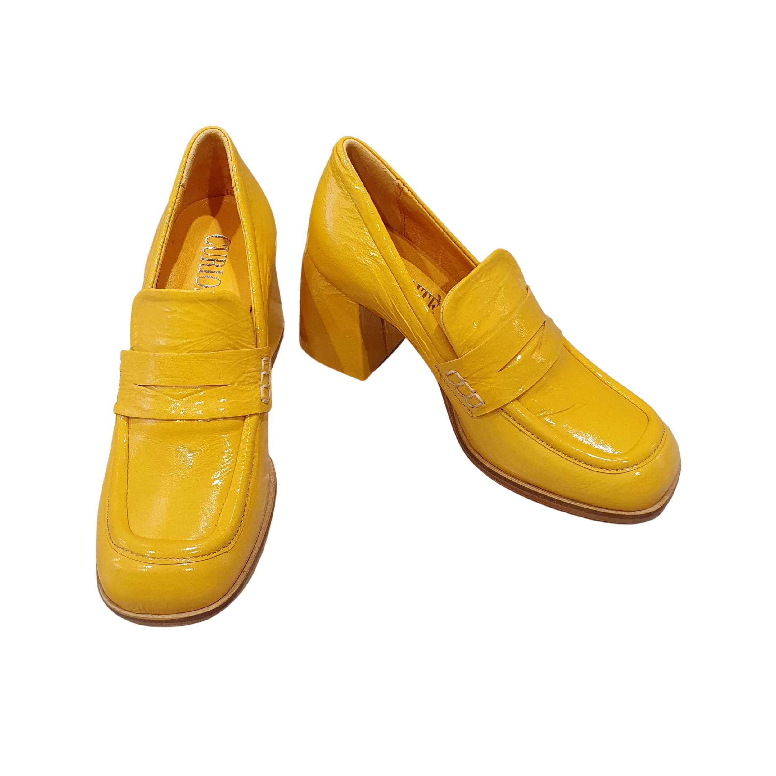 Mocassino in vernice giallo o lilla